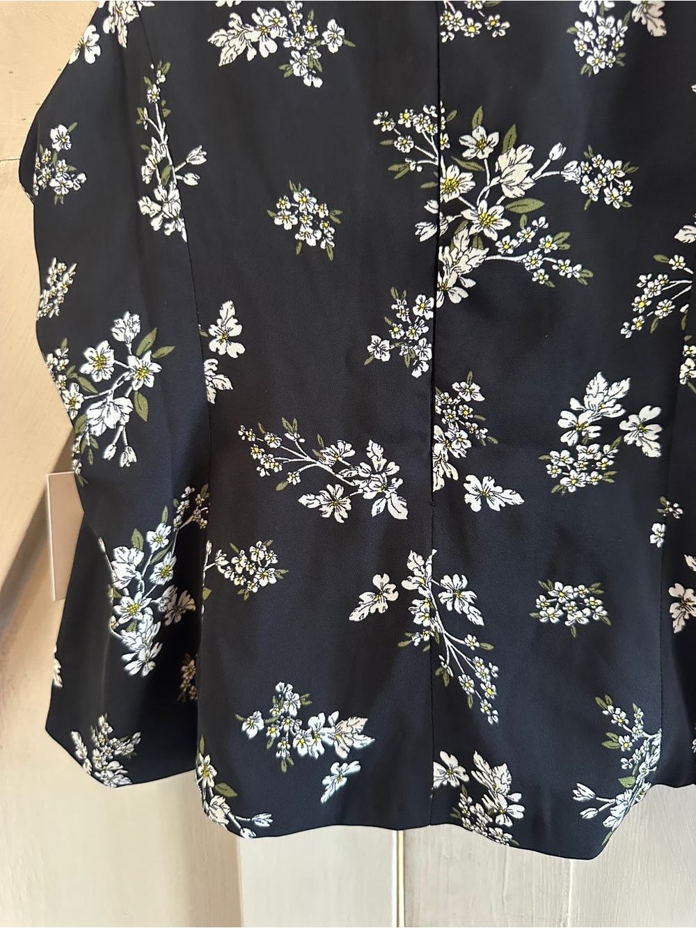 CeCe Black Floral Ruched Sleeveless Blouse Top Medium NWT V-Neck - Picture 8 of 9